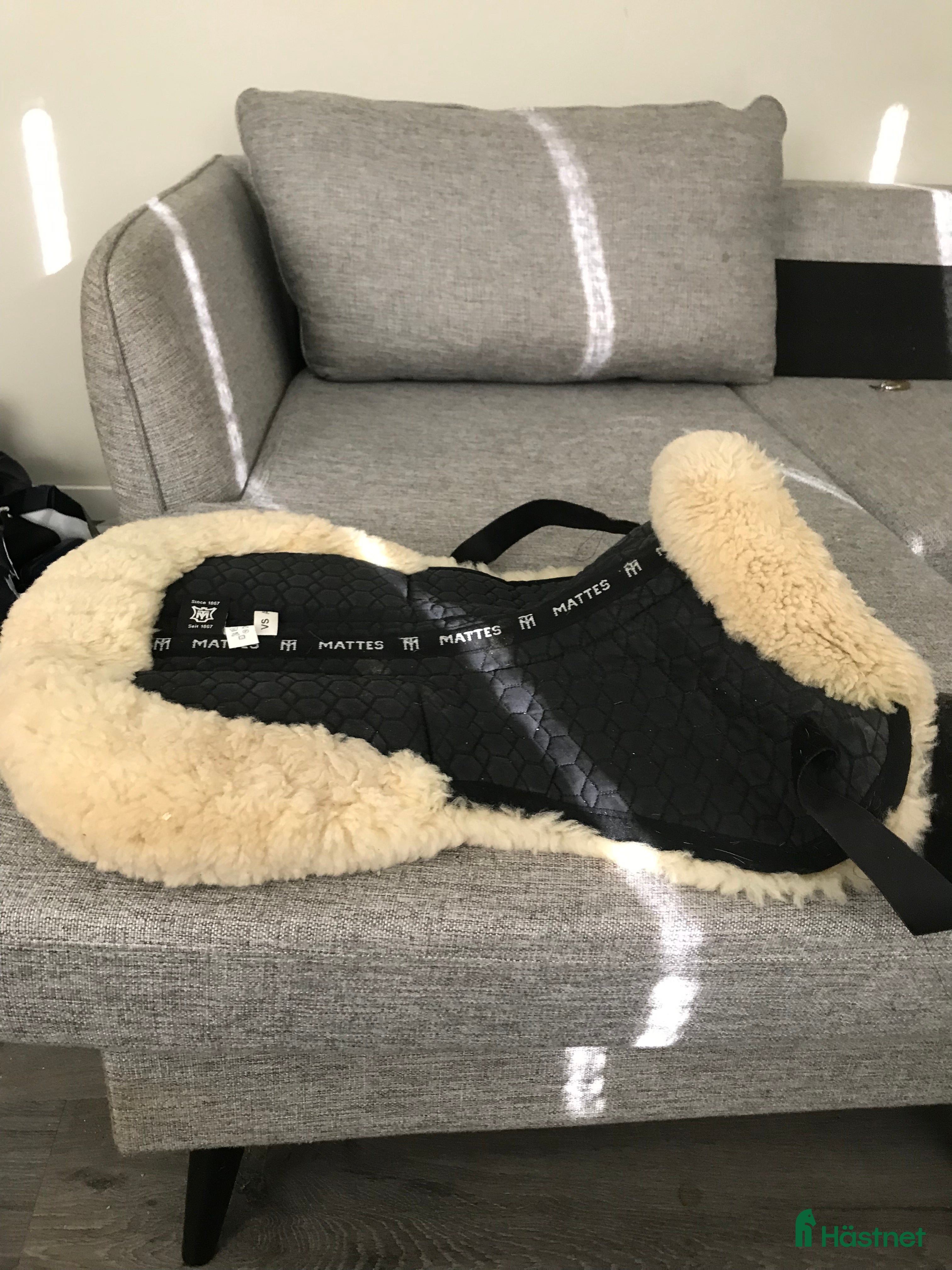 Schabrak & Vojlockar hästutrustning till salu: Mattes fårskinspadd i Herrljunga - Annons 14