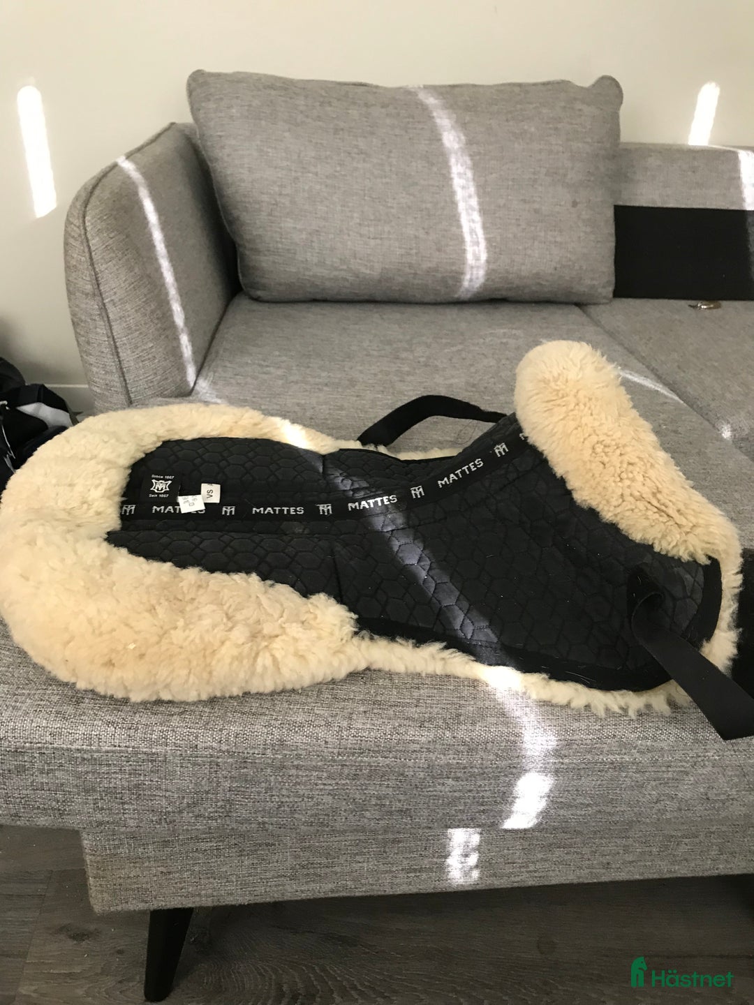 Schabrak & Vojlockar hästutrustning till salu: Mattes fårskinspadd i Herrljunga - Annons 1