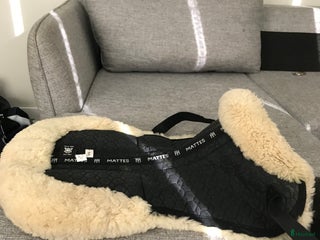 Schabrak & Vojlockar hästutrustning till salu: Mattes fårskinspadd i Herrljunga - Annons 3