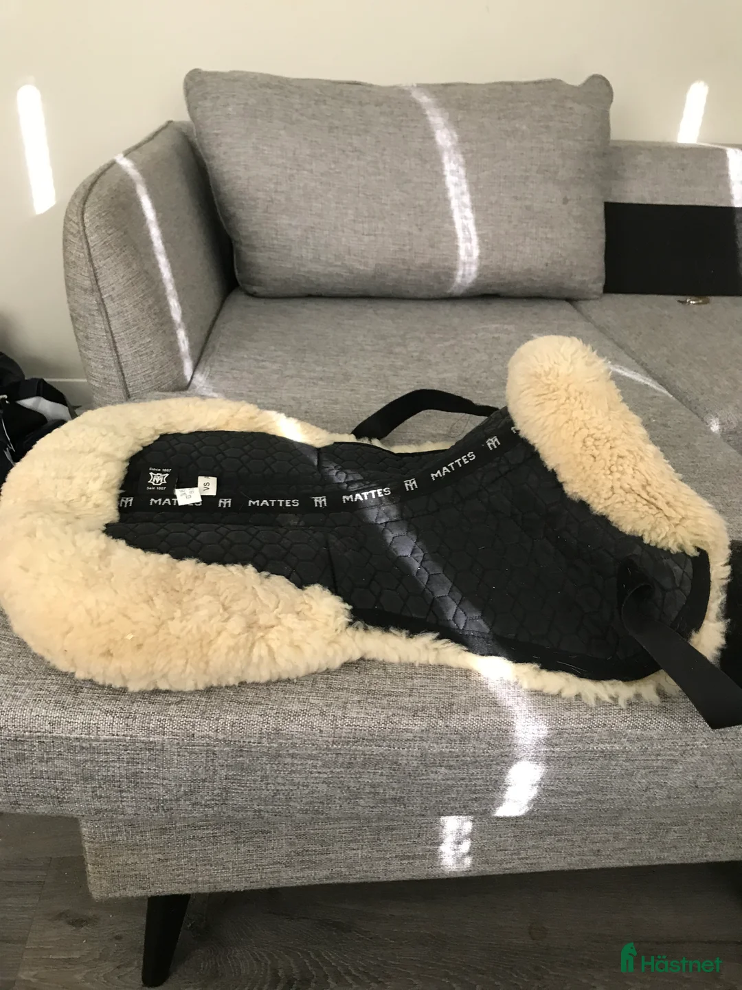 Schabrak & Vojlockar hästutrustning till salu: Mattes fårskinspadd i Herrljunga - Annons 1