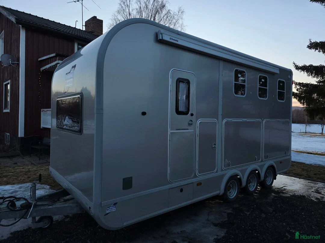 Hästtransporter  fordon & transport till salu: Lyxig hästtransport med bodel  - Annons 2