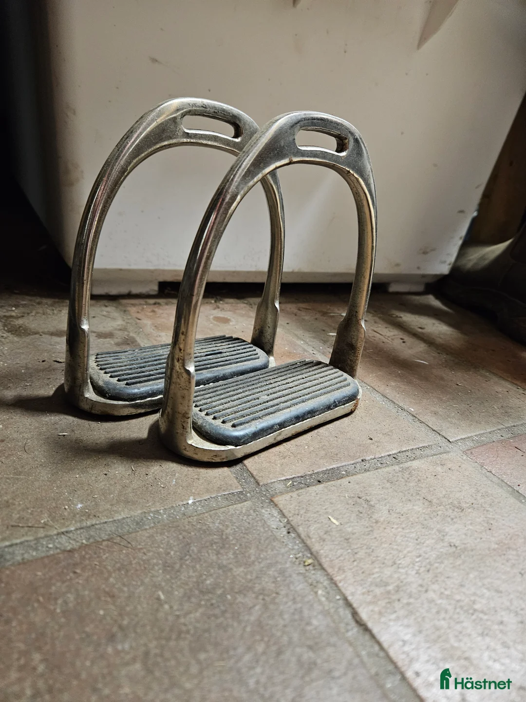 Stigbyglar hästutrustning till salu: Stigbyglar junior - Annons 1