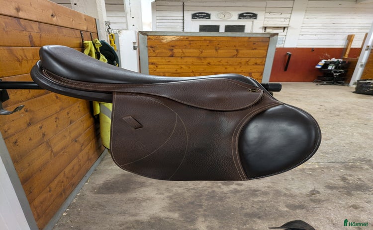 Sadlar hästutrustning till salu: Trevlig hoppsadel till billig peng i Loftahammar - Annons 16