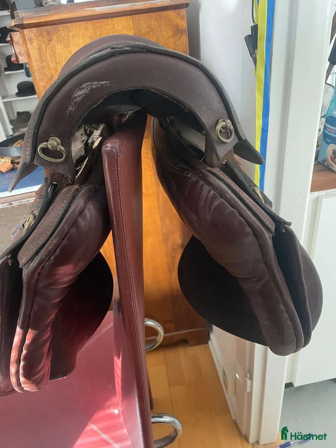 Sadlar hästutrustning till salu: Oanvänd officersadel från 1999 i Stockholm - Annons 2