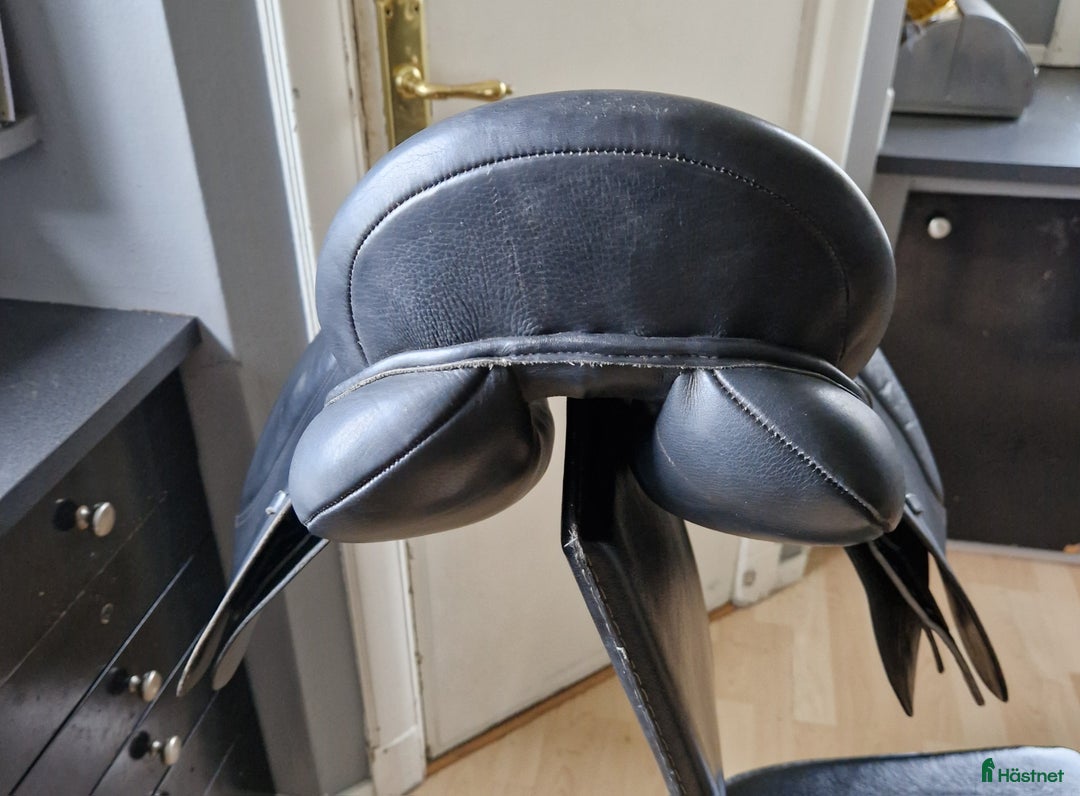 Sadlar hästutrustning till salu: Fairfield allround 16,5 svart i Ulrika - Annons 4