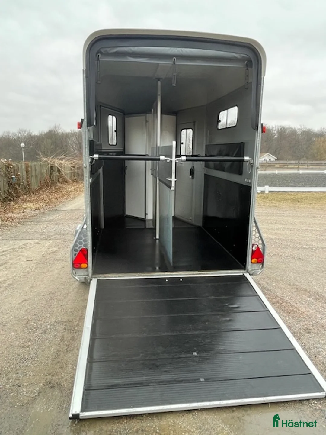 Hästtransporter  fordon & transport till salu: Fronturlastning och sadelkammare! - Annons 2