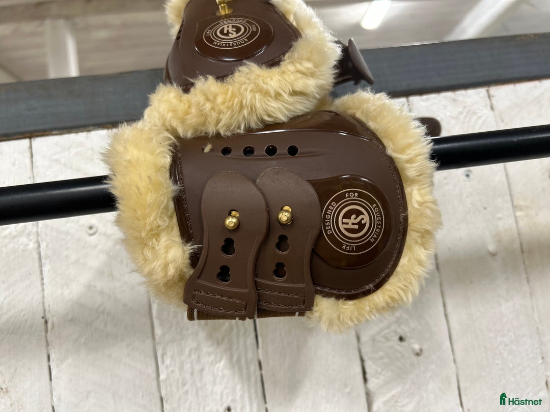 Benskydd hästutrustning till salu: Hansbo sport bakbenskydd/kotskydd i Trelleborg - Annons 2