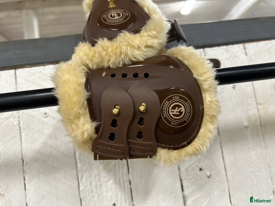 Benskydd hästutrustning till salu: Hansbo sport bakbenskydd/kotskydd i Trelleborg - Annons 2