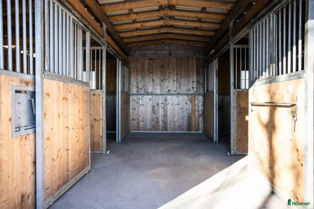 Stallinredning, stängsel & gård övrig utrustning till salu: Ute-boxen stall 4 boxar. Nyskick, bättre begagnat. i Kattarp - Annons 1