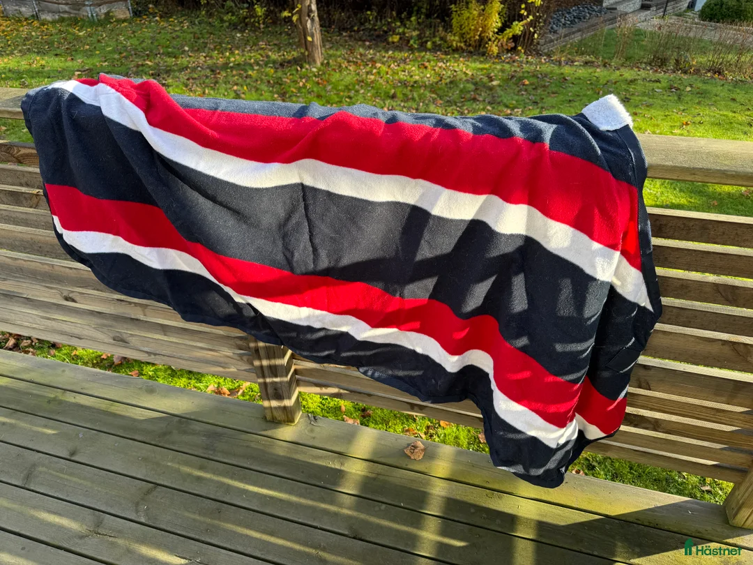 Täcken hästutrustning till salu: Diverse täcken i Finspång - Annons 6