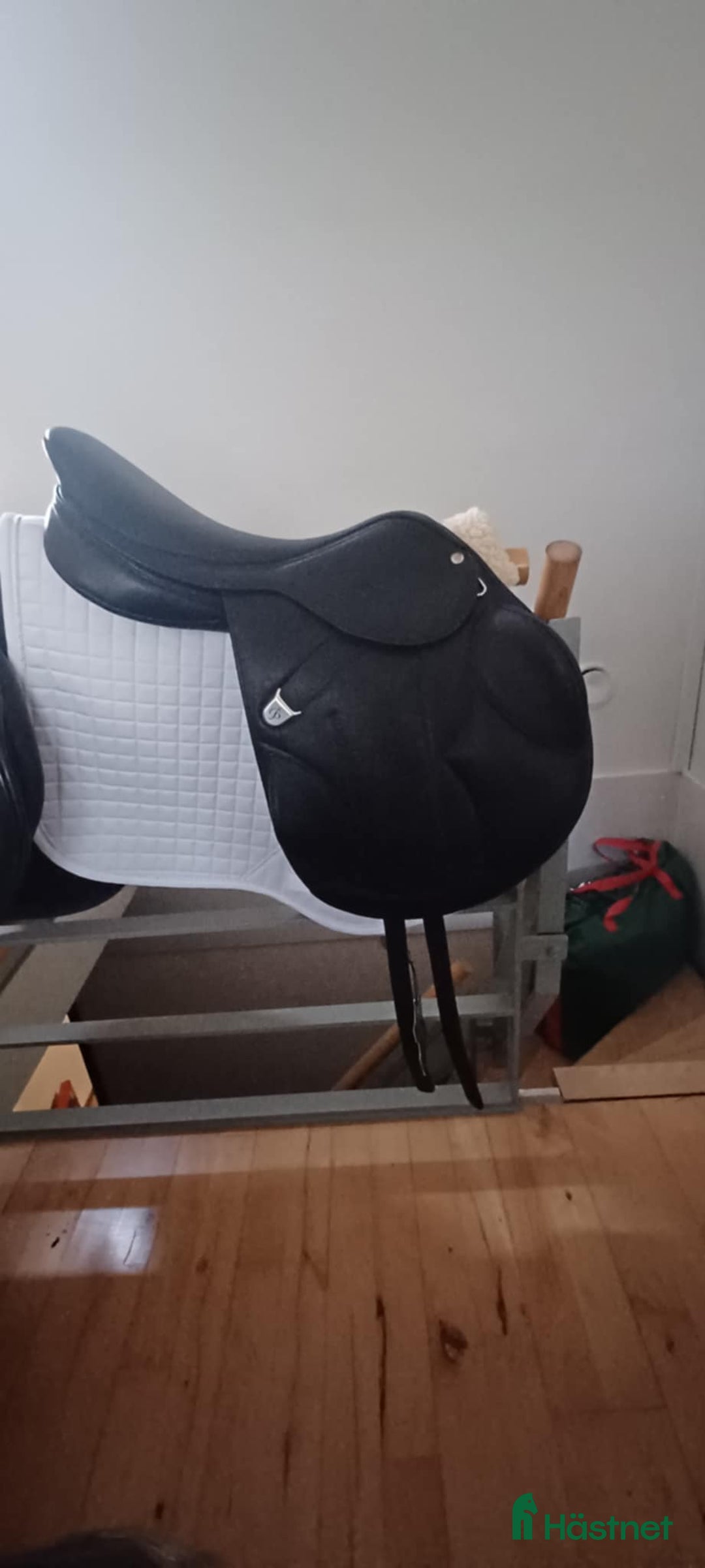 Sadlar hästutrustning till salu: Helt ny bates advanta i Albertslund - Annons 1