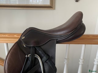 Sadlar hästutrustning till salu: Fin Lippo hoppsadel i Västerfärnebo - Annons 2
