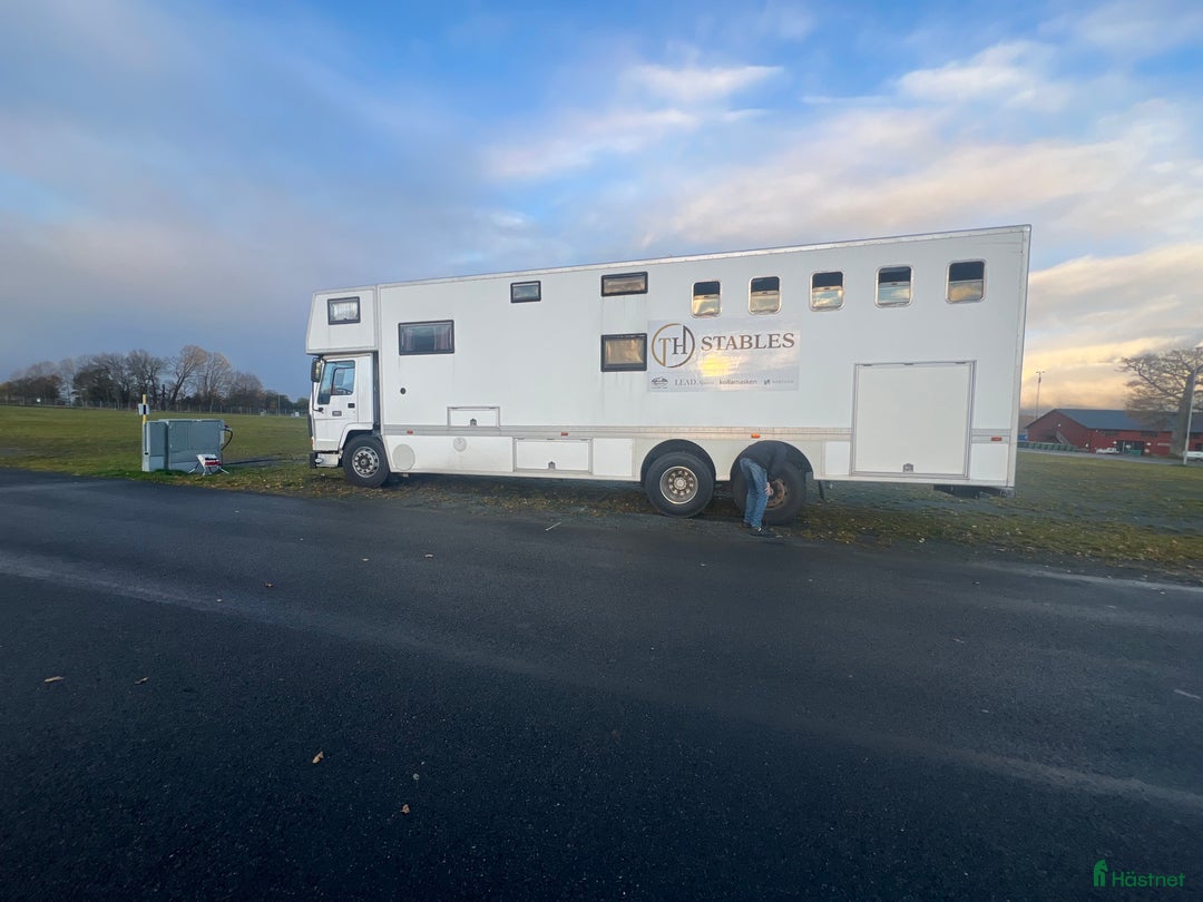 Hästlastbilar  fordon & transport till salu: Hästlastbil med stor bodel i Motala - Annons 1