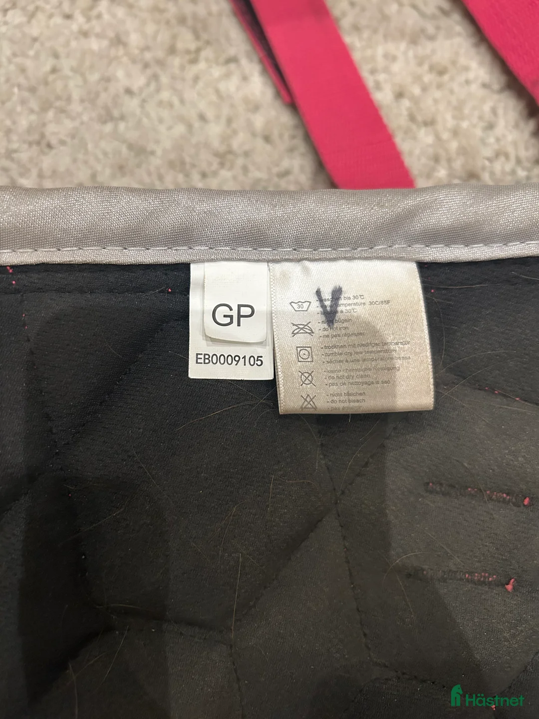 Schabrak & Vojlockar hästutrustning till salu: Fint rosa schabrak med matchande tröja i Enhörna - Annons 6