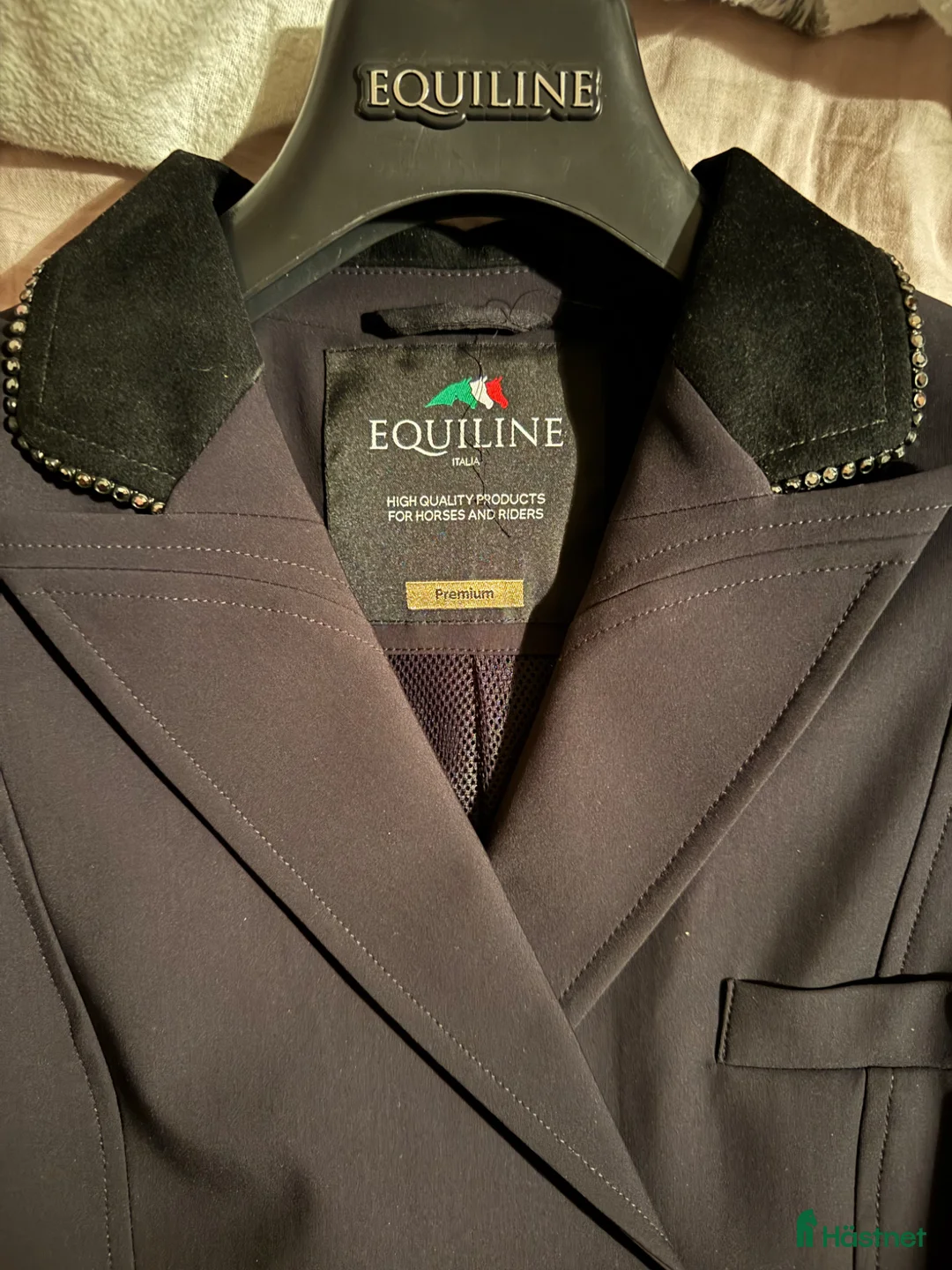 Jackor & Kavajer ryttarutrustning till salu: Equiline frack med rosa detaljer  - Annons 2