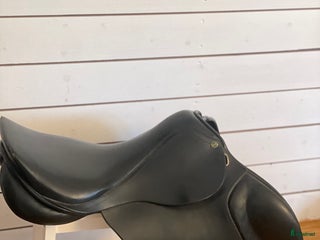 Sadlar hästutrustning till salu: Svart allround sadel i Västervik - Annons 1
