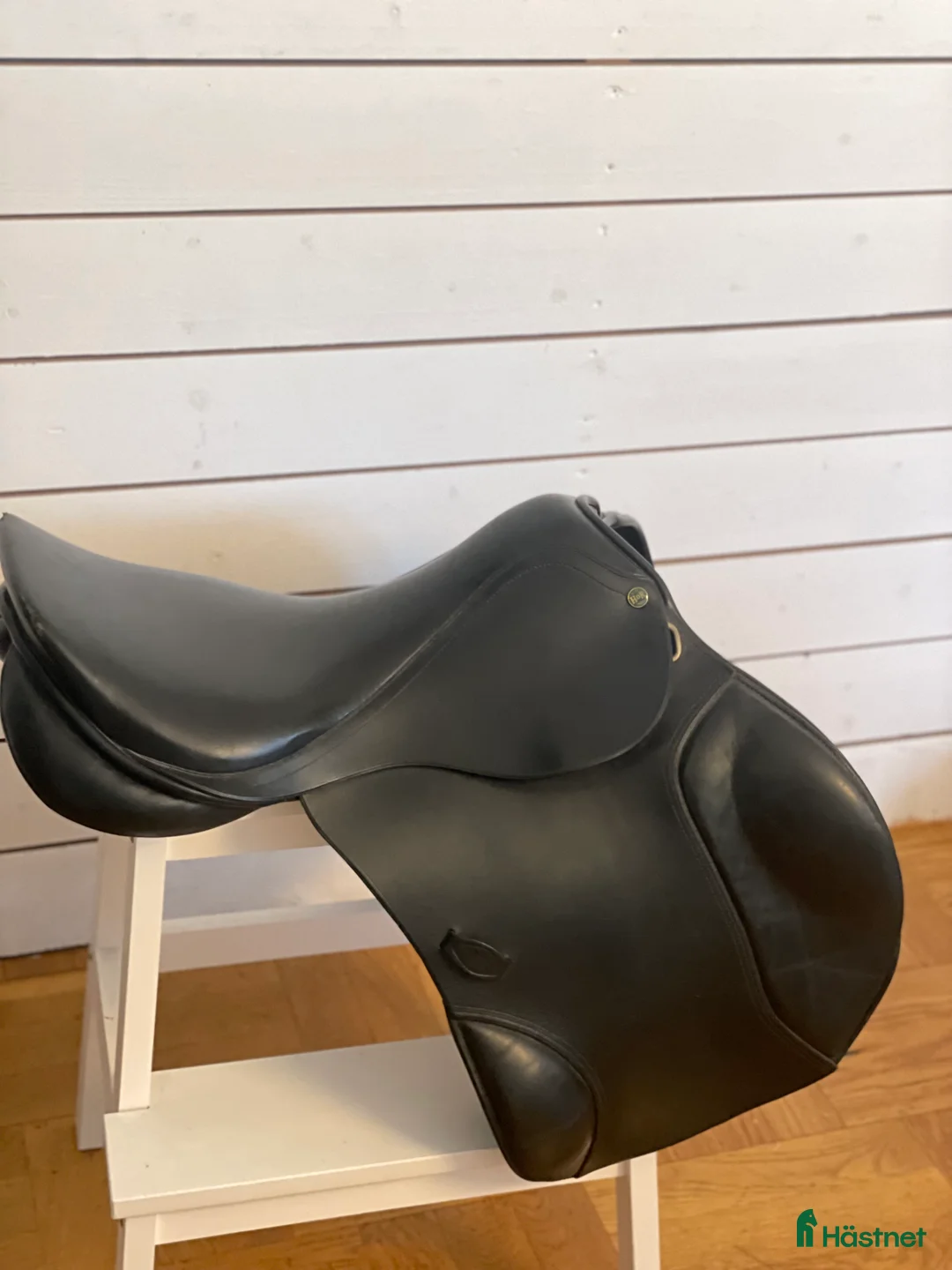 Sadlar hästutrustning till salu: Svart allround sadel i Västervik - Annons 1