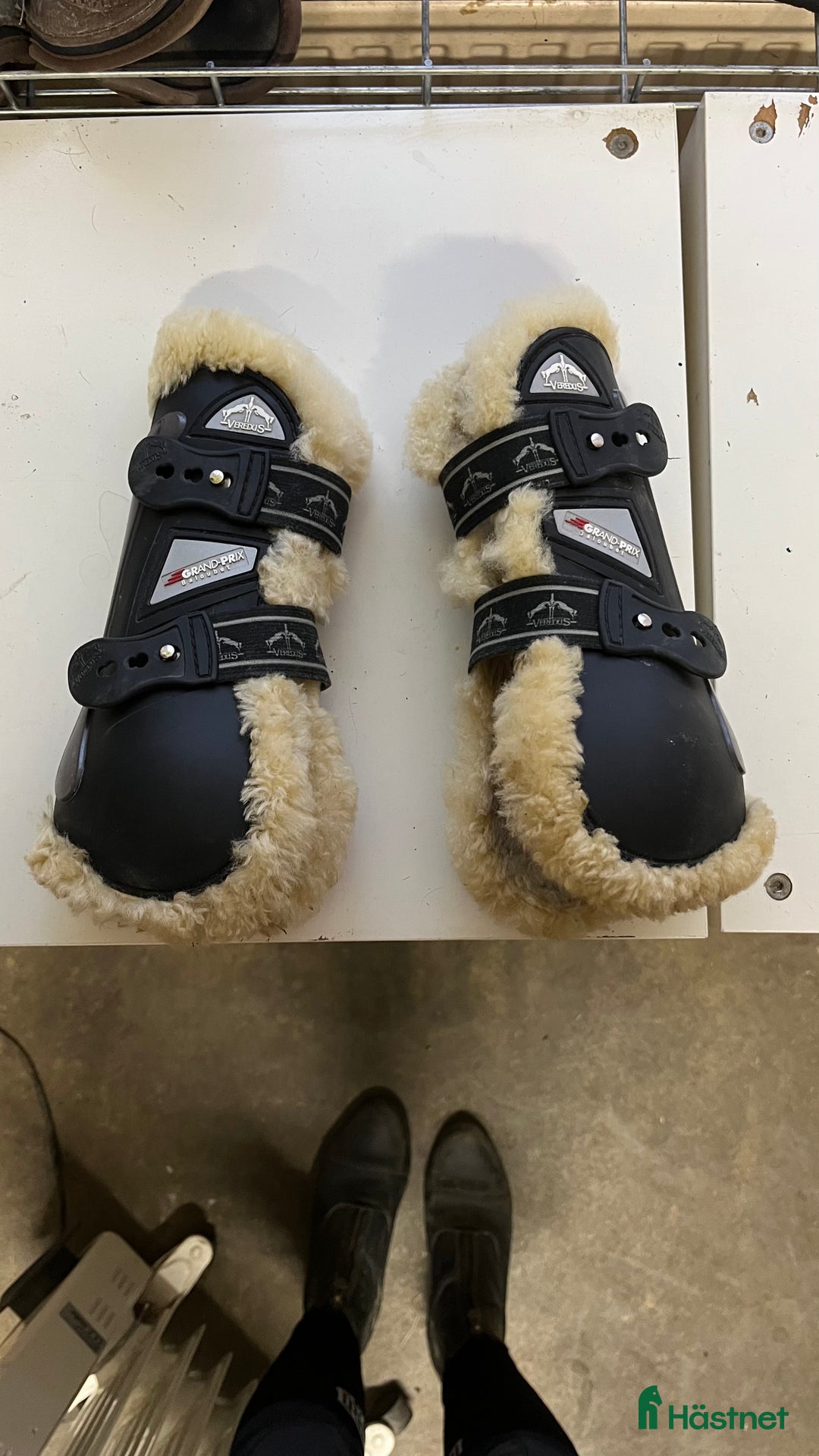 Benskydd hästutrustning till salu: Fina fluff verdus skydd! i Sjuntorp - Annons 1