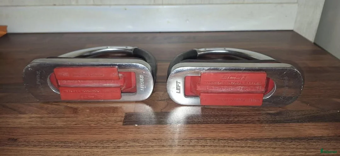 Stigbyglar hästutrustning till salu: Säkerhetsstigbyglar bra skick! i Söderåkra - Annons 2