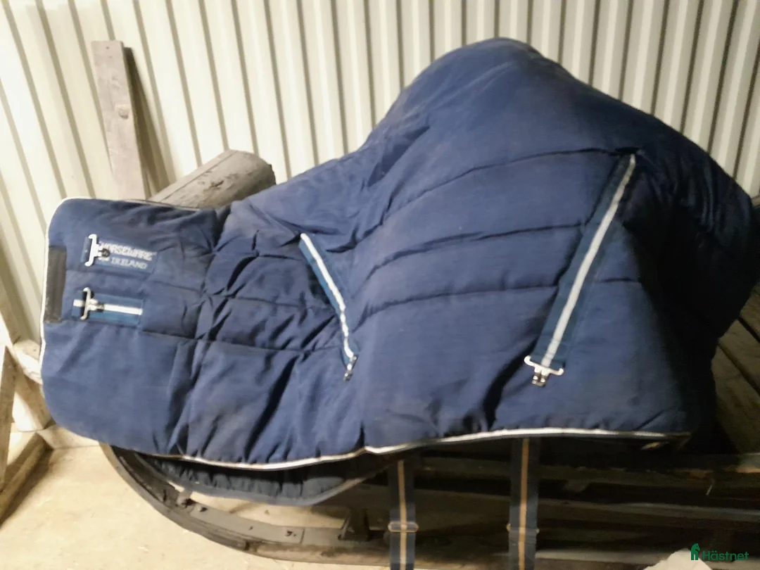 Täcken hästutrustning till salu: Stalltäcke 130 cm Rambo 400 gr foder - Annons 1