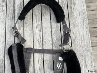 Övrig Hästutrustning hästutrustning Ny grimma med svart fluff - Annons 4