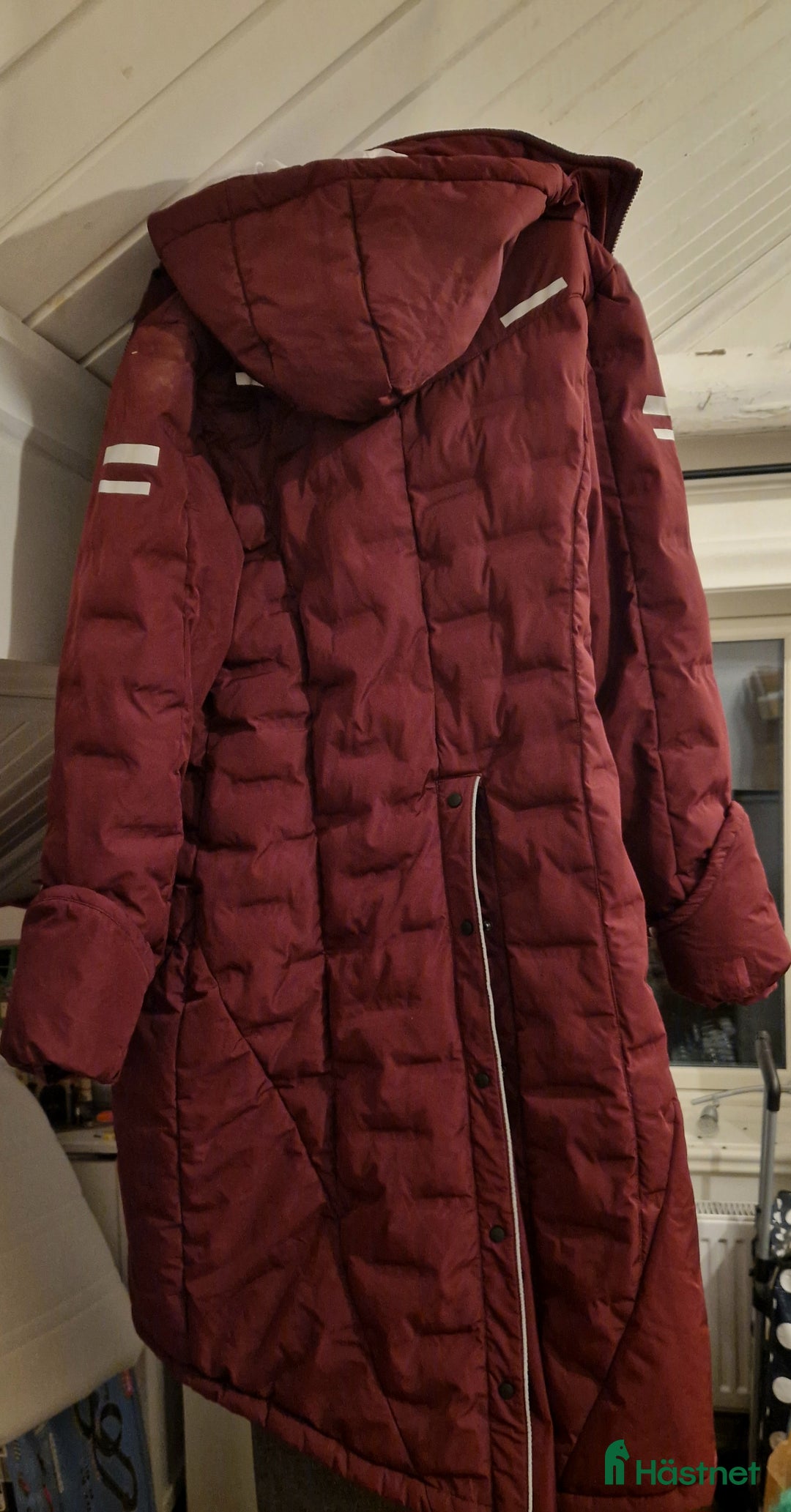 Jackor & Kavajer ryttarutrustning till salu: Uhip vinröd kappa i Alunda - Annons 1