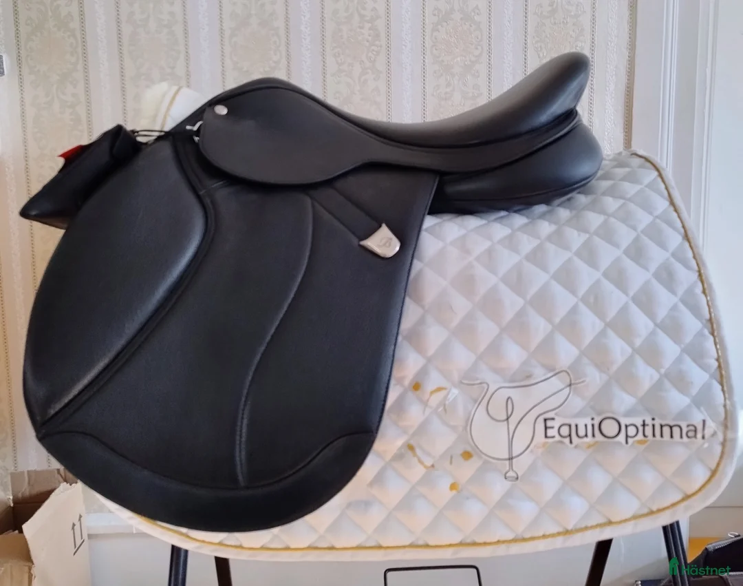 Sadlar hästutrustning till salu: NY Bates Hoppsadel - Annons 1