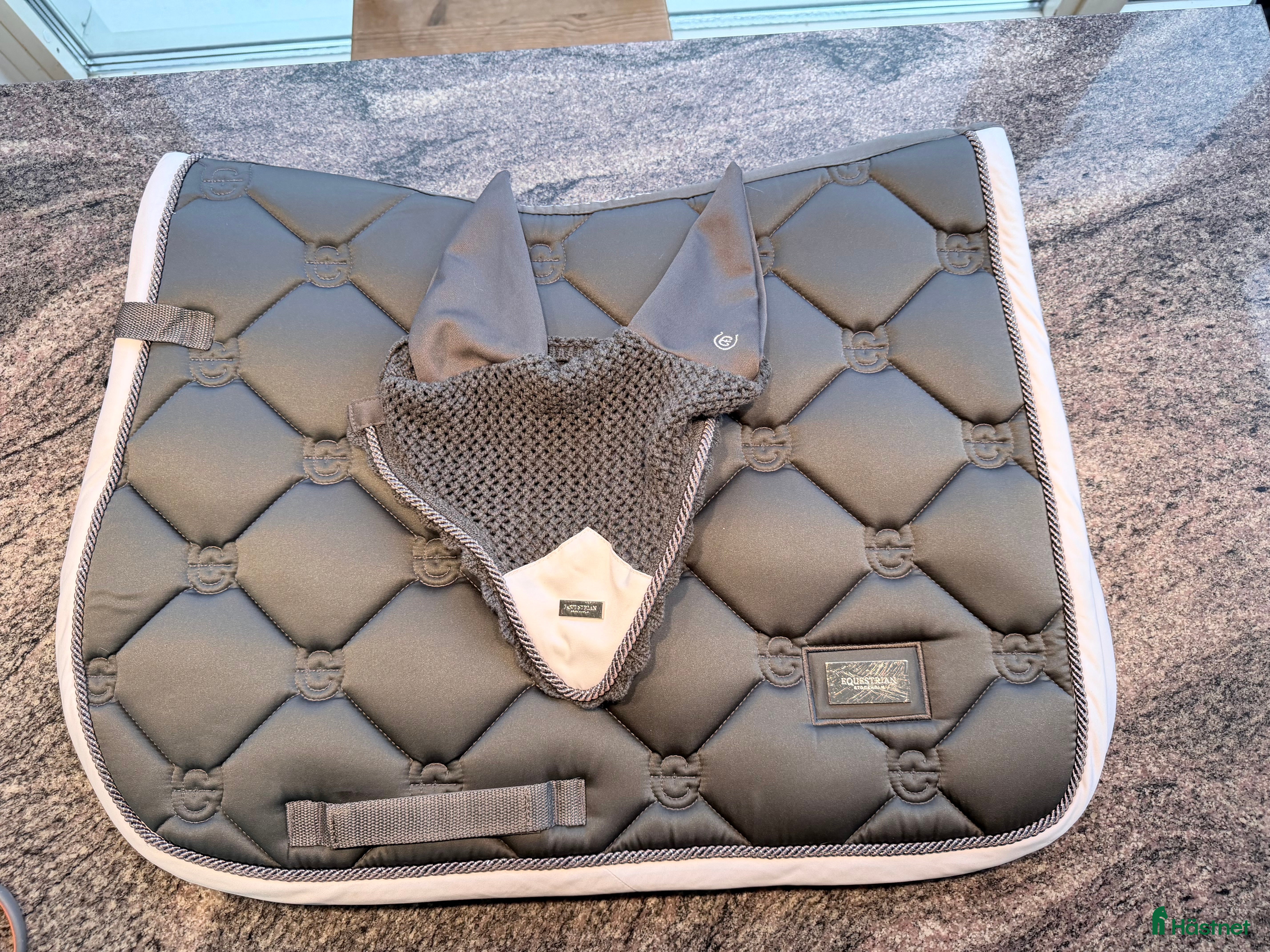 Schabrak &amp; Vojlockar hästutrustning till salu: Equestrian schabrak grå/vit matchande luva  i Stockholm - Annons 9
