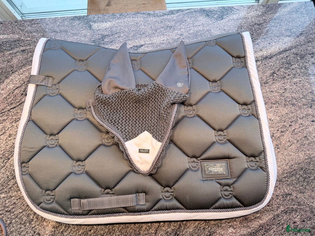 Schabrak & Vojlockar hästutrustning till salu: Equestrian schabrak grå/vit matchande luva  i Stockholm - Annons 1