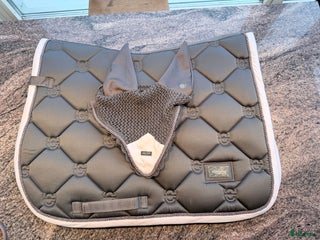 Schabrak & Vojlockar hästutrustning till salu: Equestrian schabrak grå/vit matchande luva i Stockholm - Annons 2