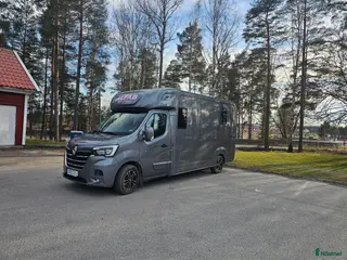 Hästlastbilar fordon & transport till salu: B-kortare Renault Master hästbuss - Annons 1