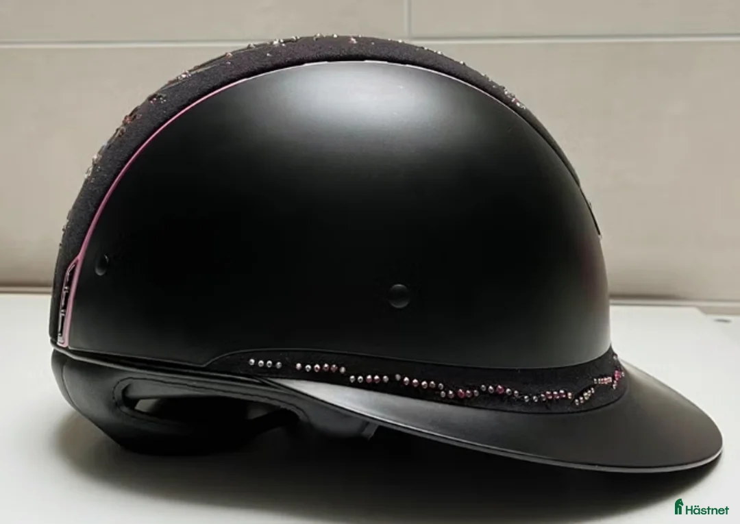 Hjälmar ryttarutrustning till salu:  Miss Shield Baby Pink m. Flower Swarovski - Annons 5