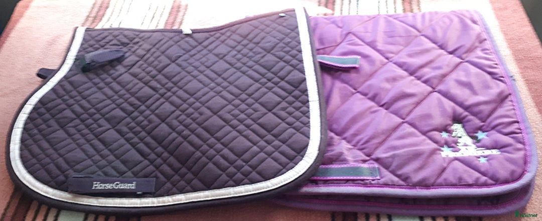 Schabrak & Vojlockar hästutrustning till salu: 2 schabrak plommonlika + lila-rosa = 40 kr totalt - Annons 3