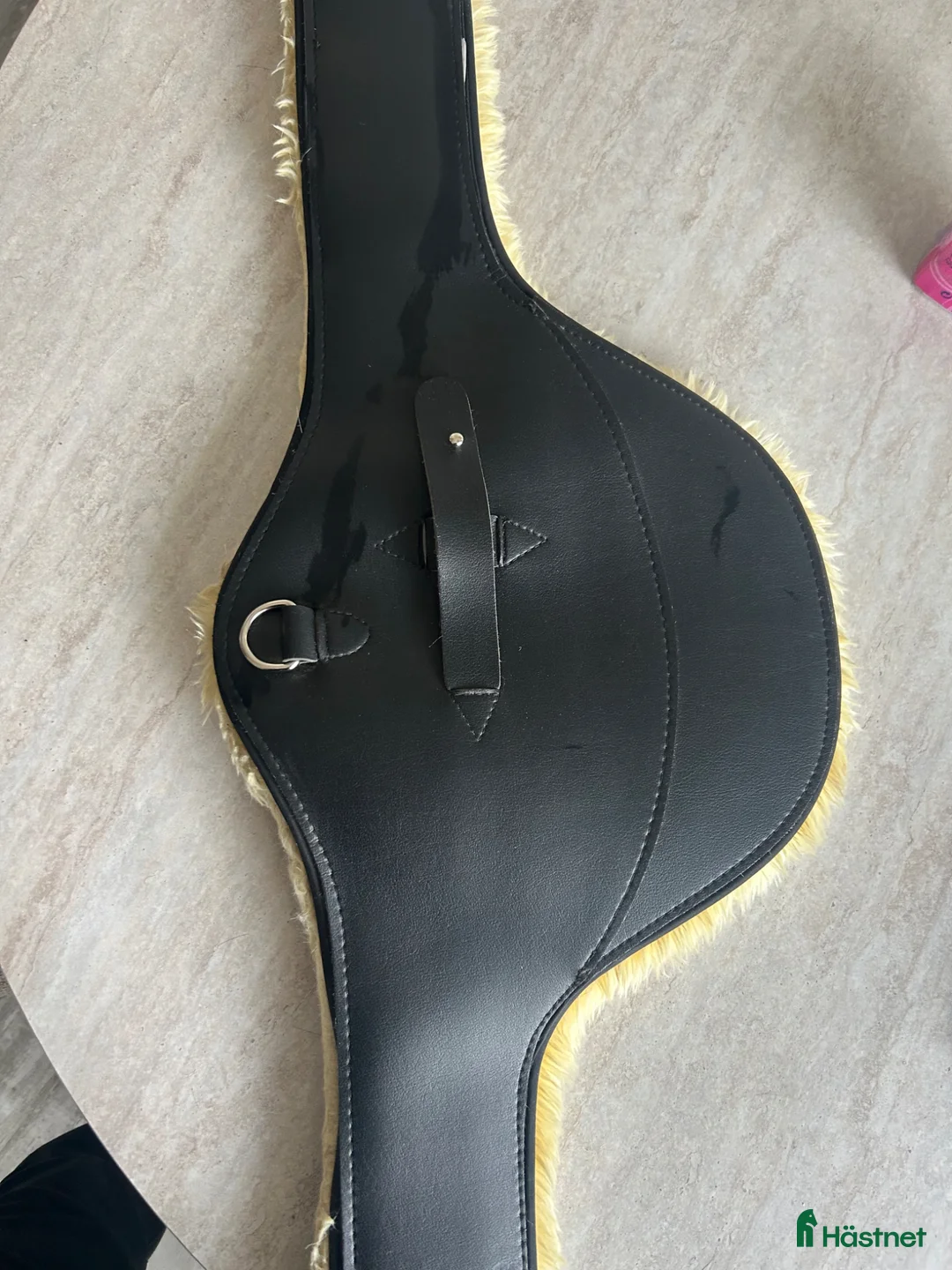 Sadeltillbehör hästutrustning till salu: Magplatta i fint skick .  - Annons 1