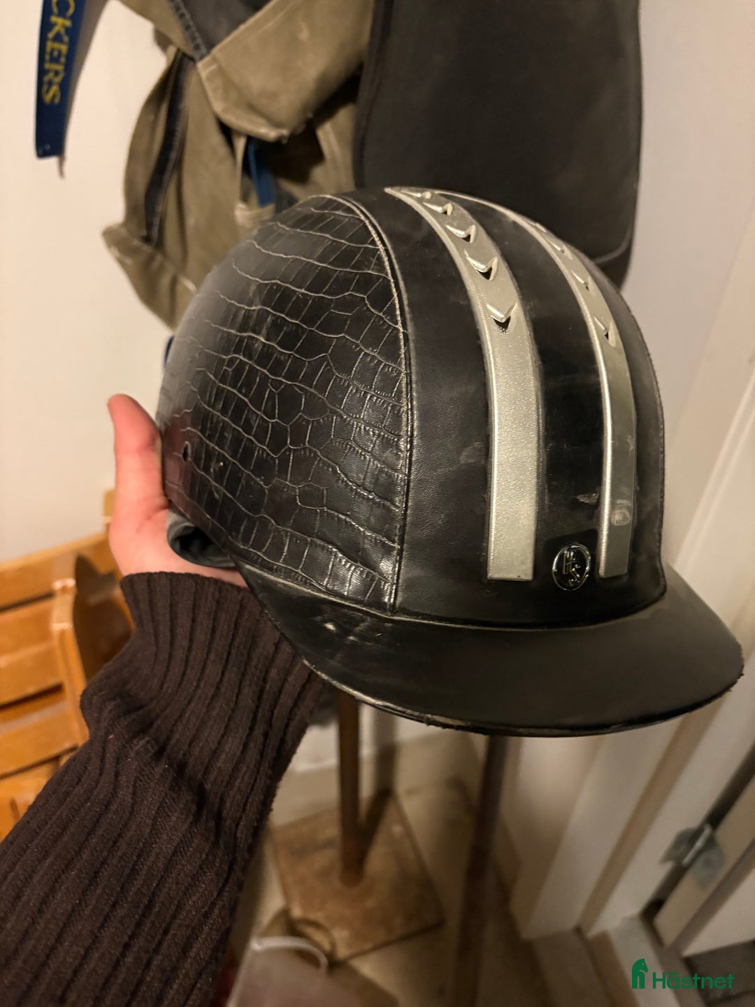 Hjälmar ryttarutrustning till salu: Begagnad hjälm i Dvärsätt - Annons 1