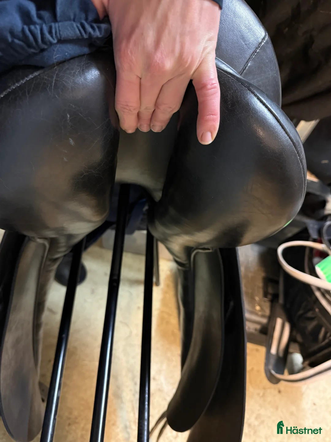 Sadlar hästutrustning till salu: Välanvänd med märken men en bra sadel  i Vallåkra - Annons 4