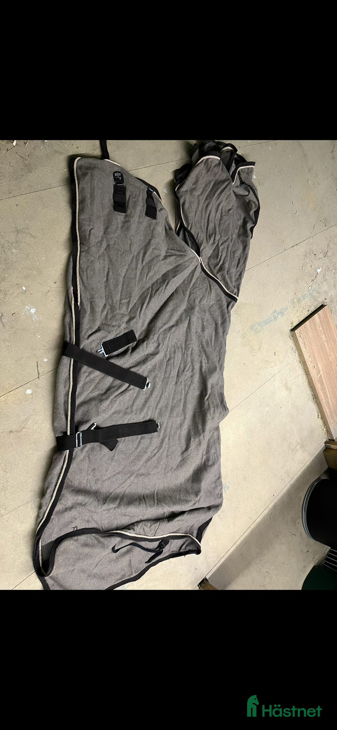 Täcken hästutrustning till salu: Ulltäcke m. Hals i Karlstad - Annons 1