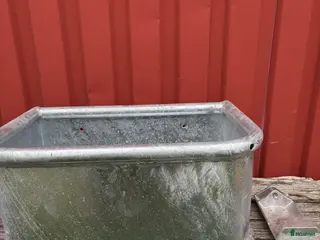 Övrig utrustning övrig utrustning till salu: Krubba och hållare för vattenhink i Alingsås - Annons 2