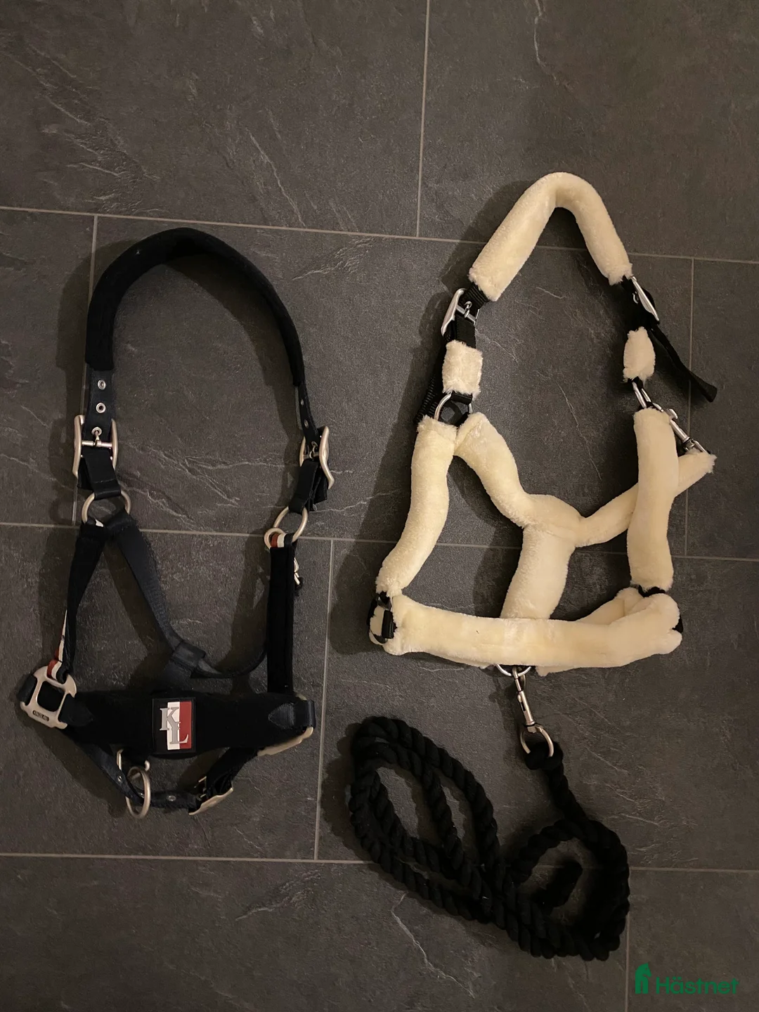 Övrig Hästutrustning hästutrustning till salu: Två nya grimmor med grimskaft Kingsland och Hööks - Annons 1