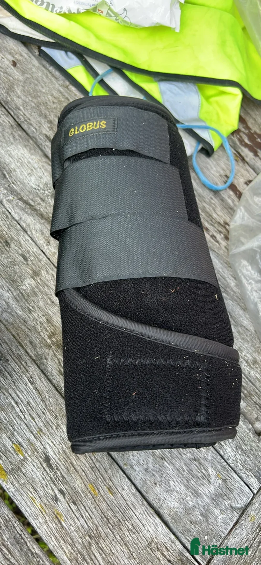 Benskydd hästutrustning till salu: Globusskydd. Finns ett par i M och ett par i L i Knivsta - Annons 1