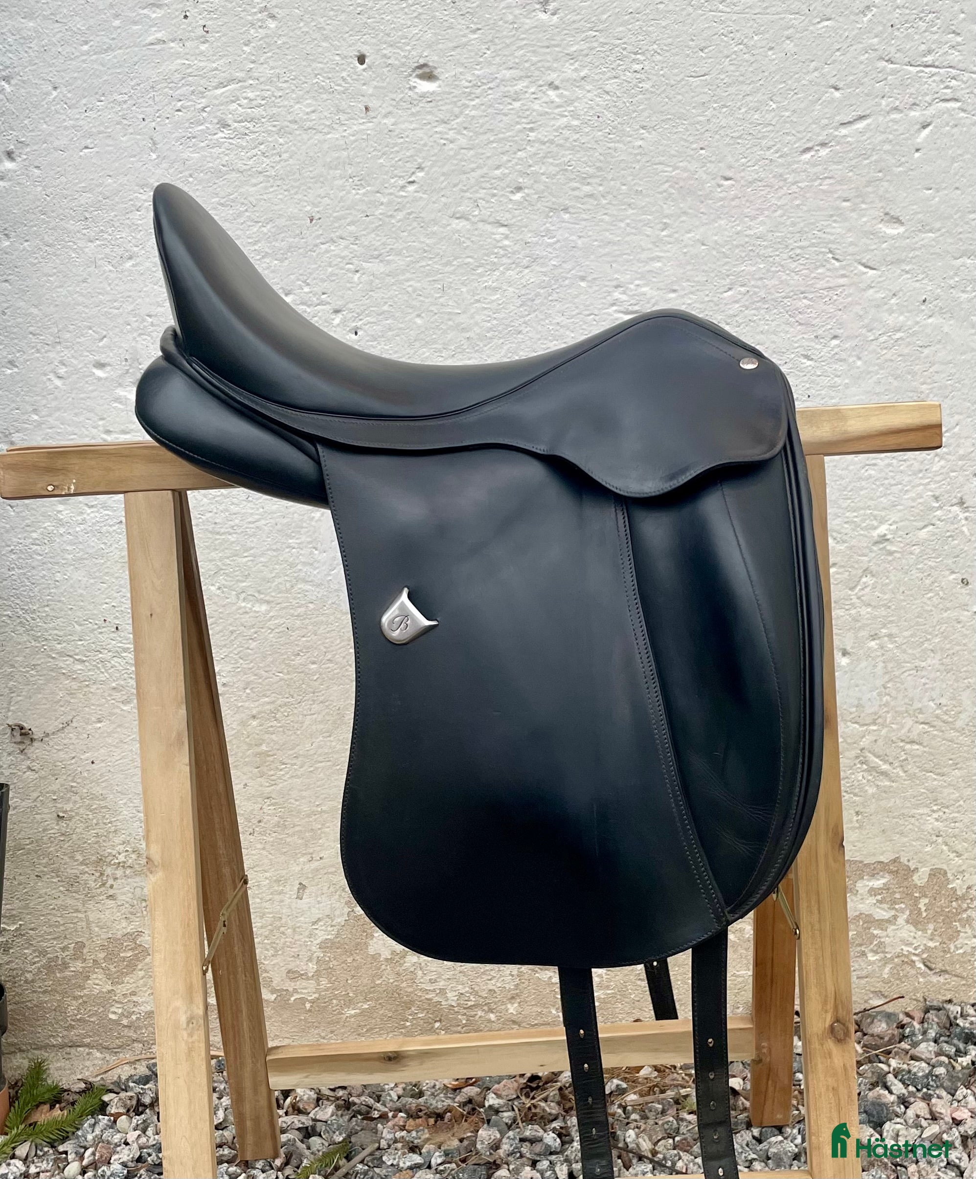 Sadlar hästutrustning Skön luftstoppad dressyrsadel i fint skick - Annons 2