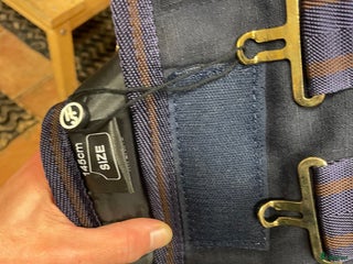 Täcken hästutrustning till salu: Nytt 200 g stalltäcke, endast provat i Uppsala - Annons 1