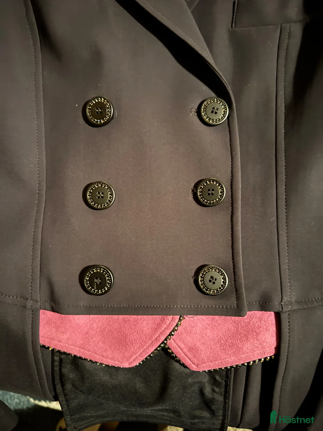 Jackor & Kavajer ryttarutrustning till salu: Equiline frack med rosa detaljer  - Annons 4