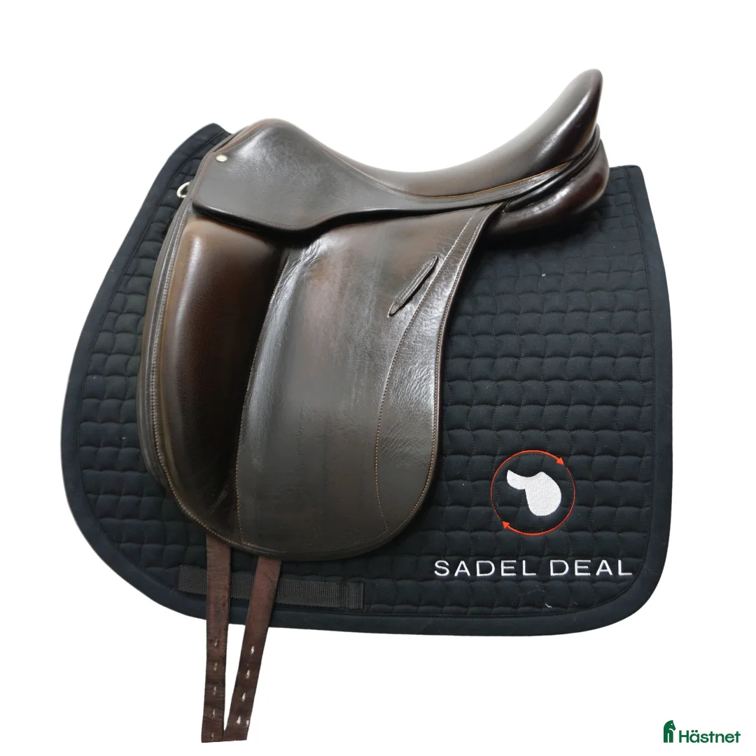 Sadlar hästutrustning till salu: Childeric Dressage 18,5" - Annons 1