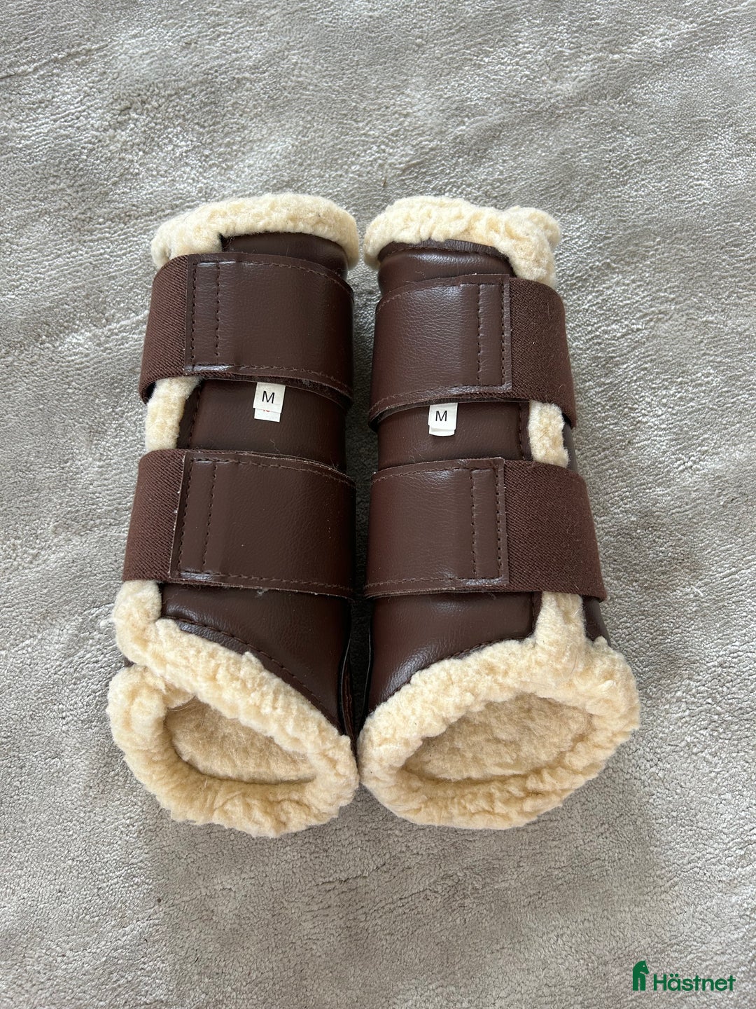 Benskydd hästutrustning till salu: Fluffiga benskydd M i Nynäshamn - Annons 1