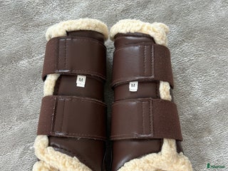 Benskydd hästutrustning till salu: Fluffiga benskydd M i Nynäshamn - Annons 8