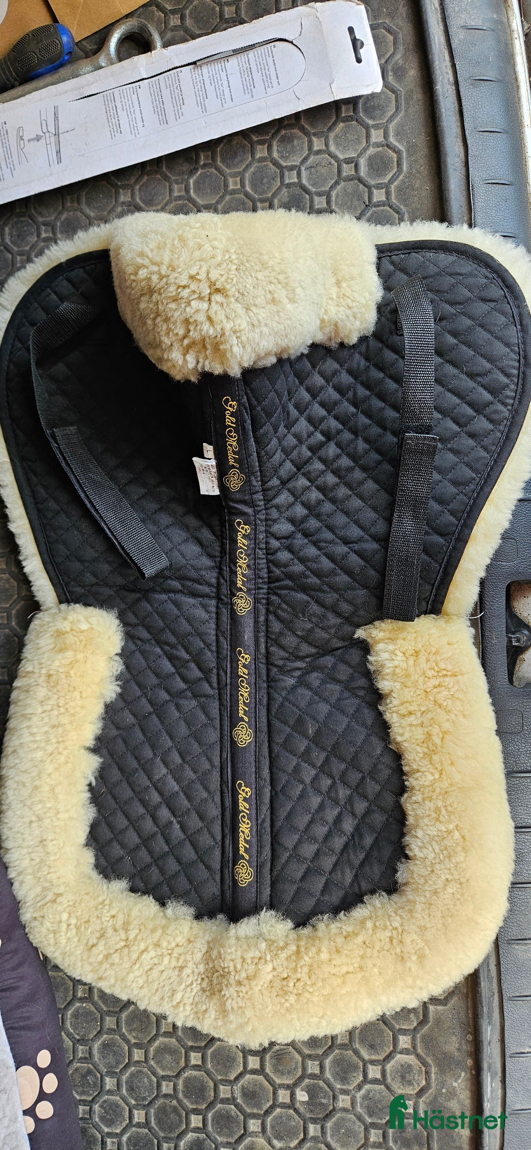 Schabrak & Vojlockar hästutrustning till salu: Fårskinnspadd strl L i mycket fint skick i Hudiksvall - Annons 1