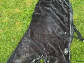 Täcken hästutrustning Säljer ett mink fleecetäcke i stl 145 - Annons 1