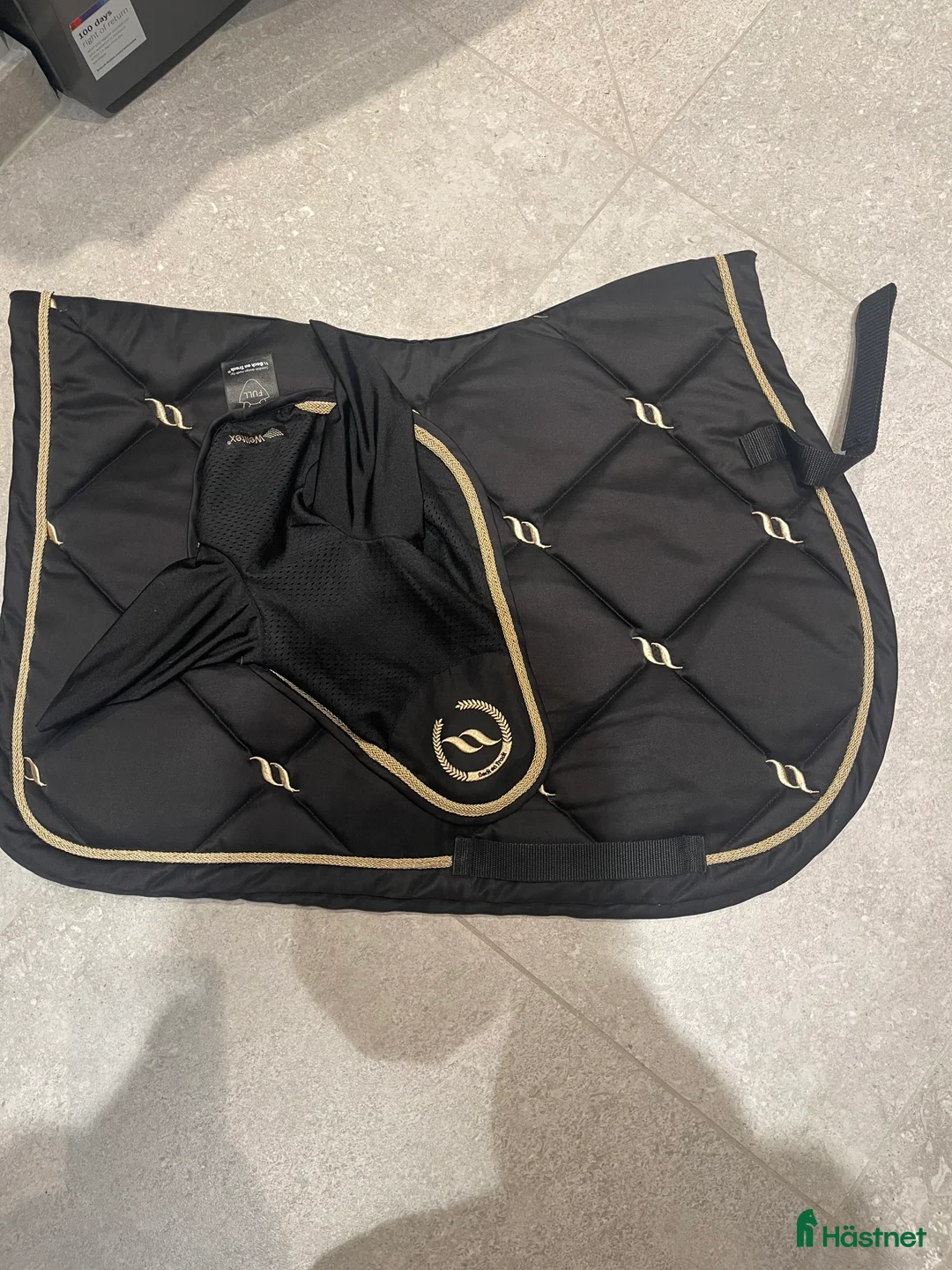 Schabrak & Vojlockar hästutrustning till salu: Back on track med huva Full oanvänt - Annons 1