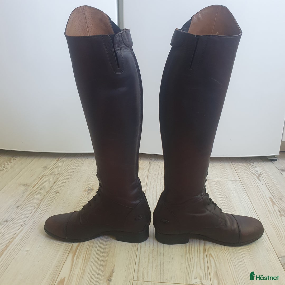 Ridstövlar ryttarutrustning till salu: Ariat Heritage ridstövlar Bruna strl 38 i Tranås - Bild 4
